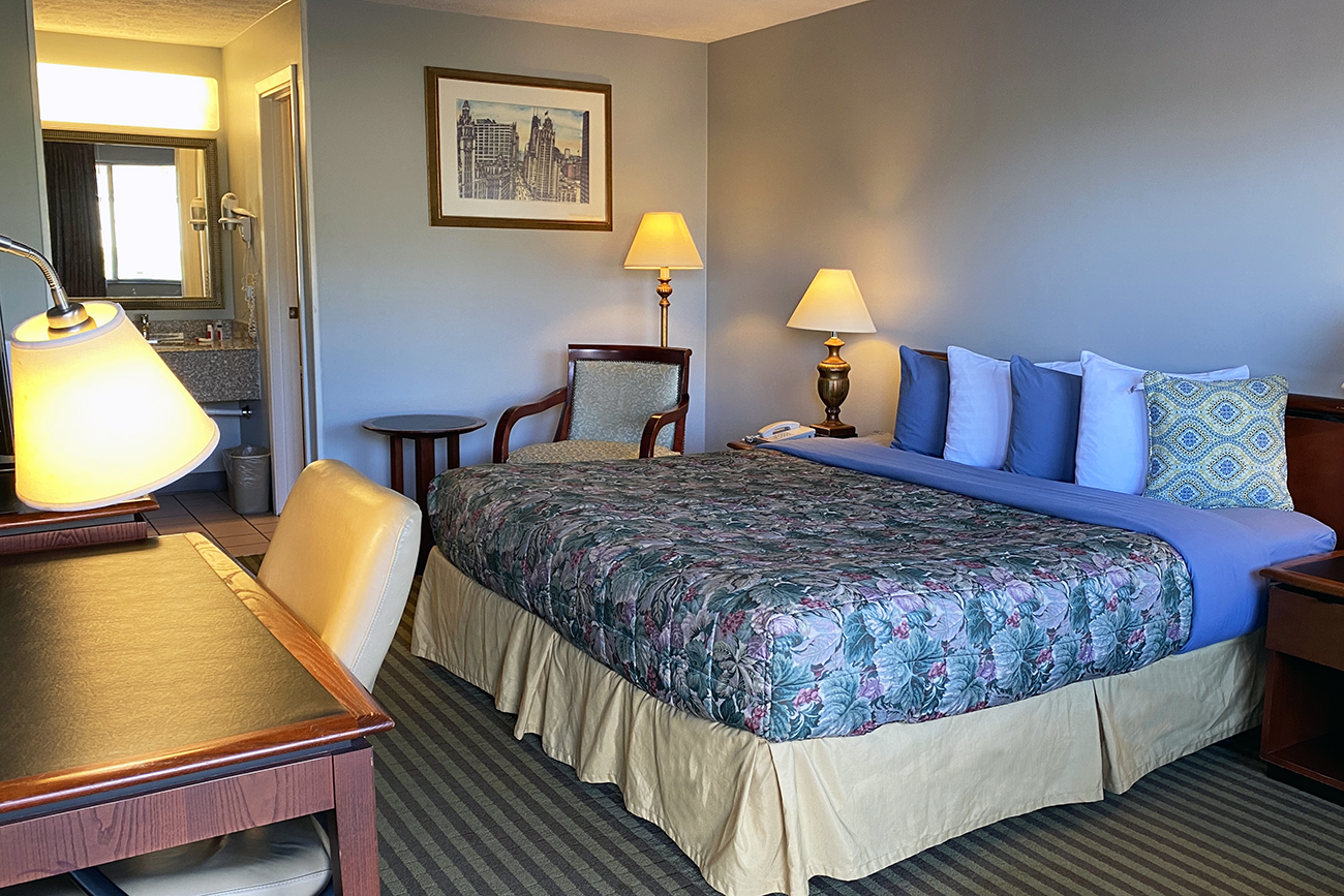 Lake Logan Inn King gray room closeup